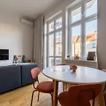 Wilson Park Homely With Mezzanine By Bookinghost アパート
